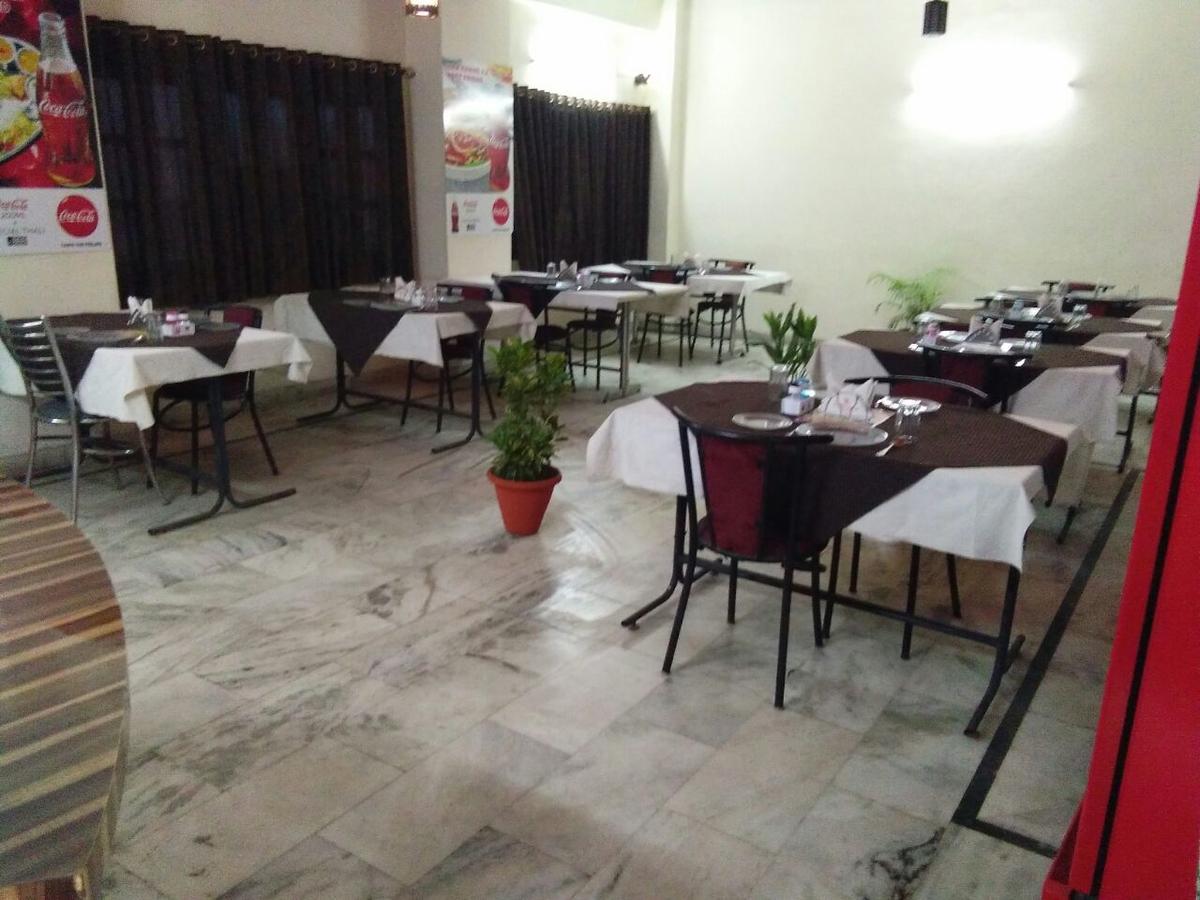 Hotel Samridhi Palace Juhi Bari Экстерьер фото